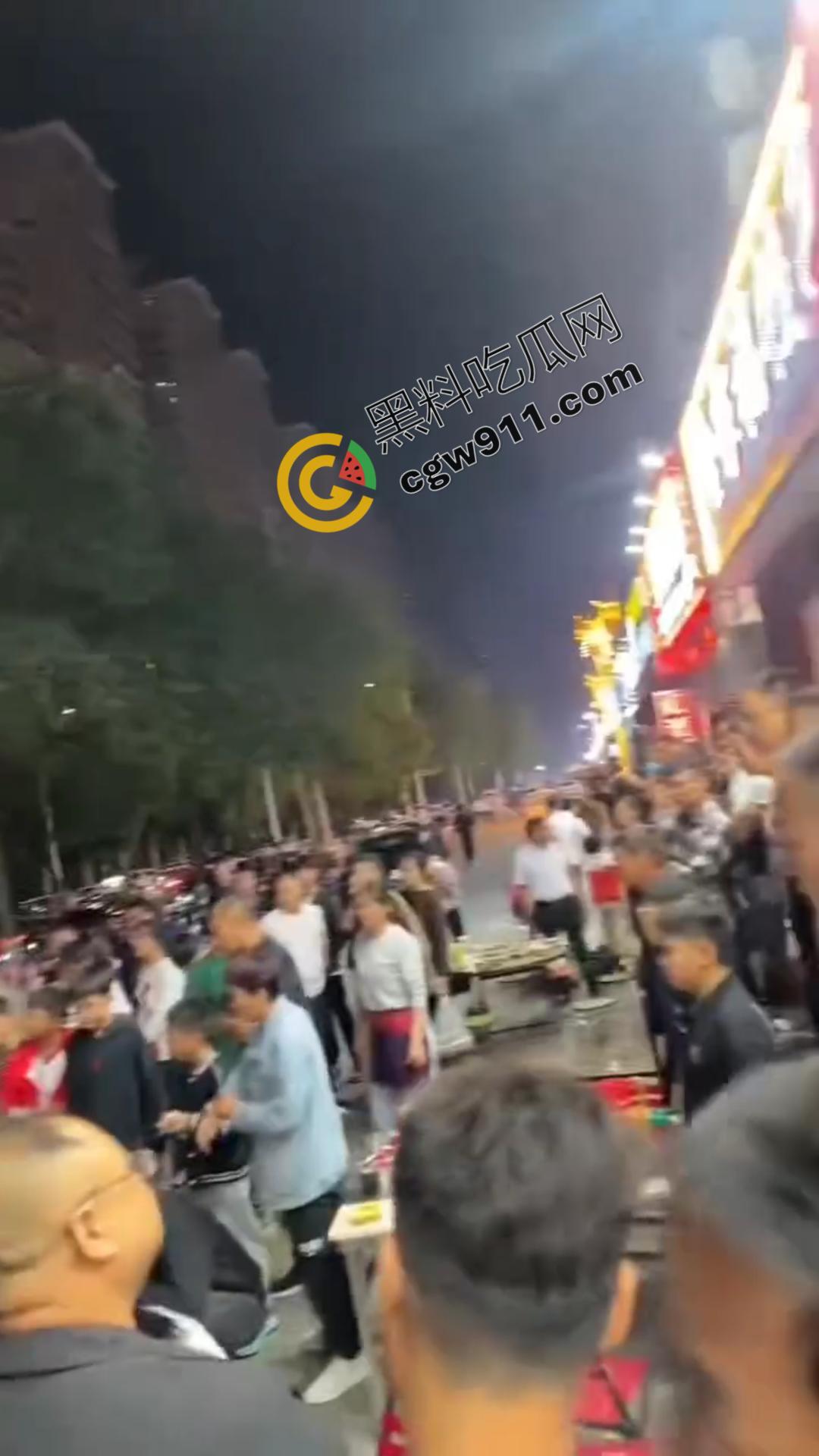 桌边烟雾引发剧烈斗殴！女子情绪失控，拳脚相向，结果被围殴，现场混乱不堪，惨况令人心惊-4