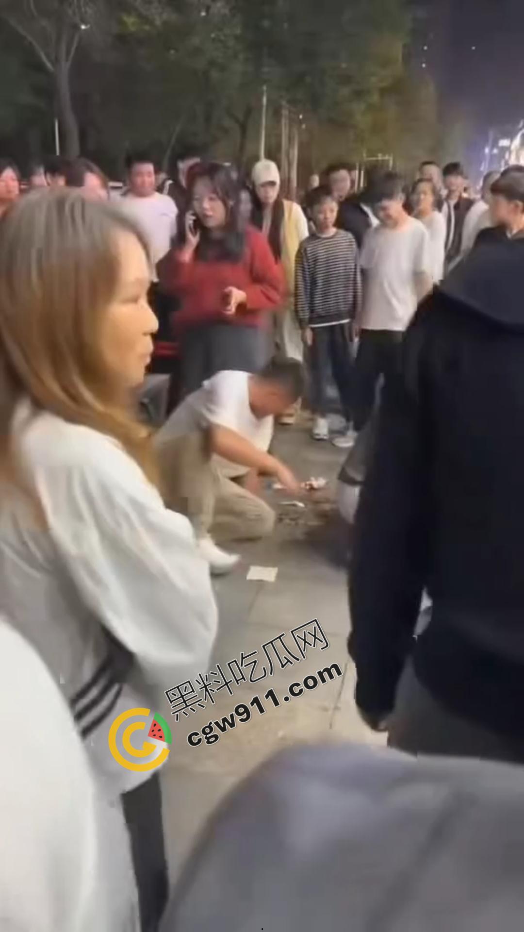 桌边烟雾引发剧烈斗殴！女子情绪失控，拳脚相向，结果被围殴，现场混乱不堪，惨况令人心惊-7