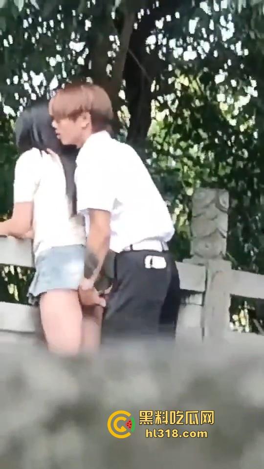 这世道还是黄毛牛逼!精神小伙桥上无套后入学生妹,清纯嫩妹翘起肥臀配合,羡慕黄毛!-1