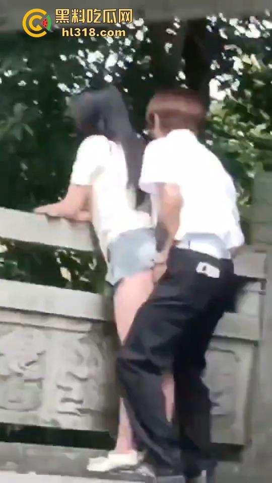 这世道还是黄毛牛逼!精神小伙桥上无套后入学生妹,清纯嫩妹翘起肥臀配合,羡慕黄毛!-2