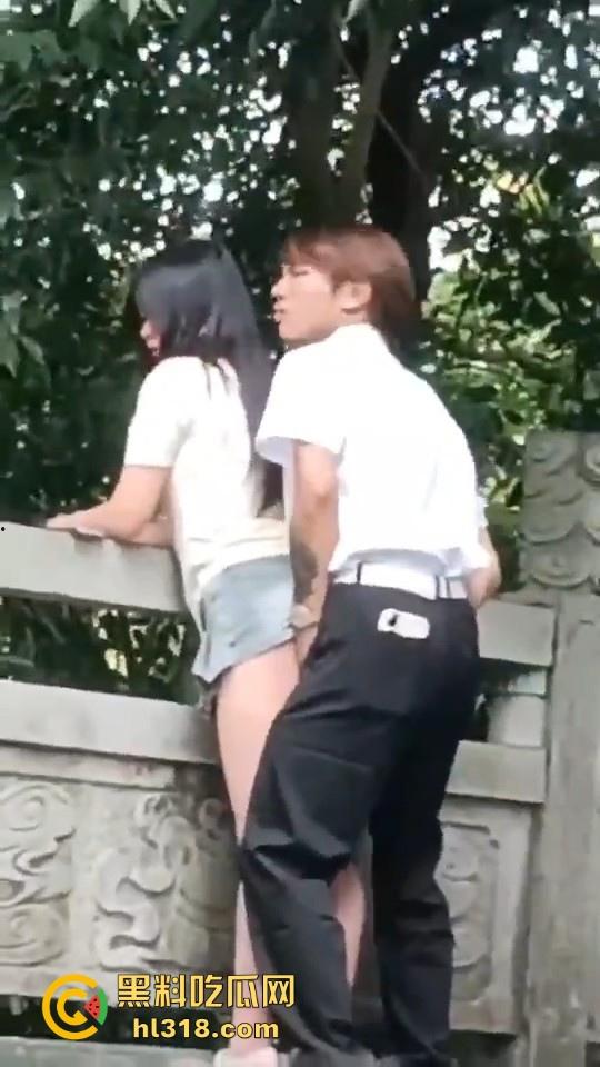 这世道还是黄毛牛逼!精神小伙桥上无套后入学生妹,清纯嫩妹翘起肥臀配合,羡慕黄毛!-3