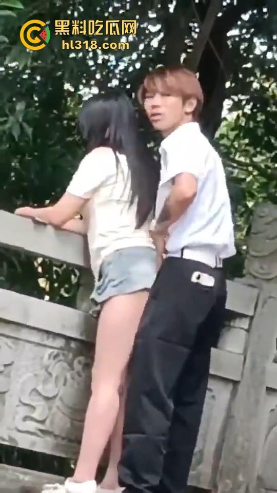 这世道还是黄毛牛逼!精神小伙桥上无套后入学生妹,清纯嫩妹翘起肥臀配合,羡慕黄毛!-5