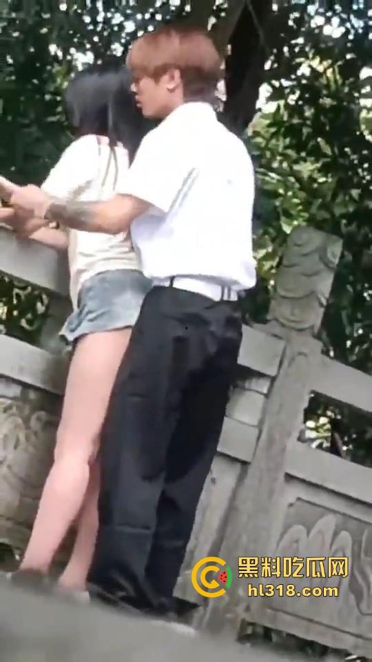 这世道还是黄毛牛逼!精神小伙桥上无套后入学生妹,清纯嫩妹翘起肥臀配合,羡慕黄毛!-6