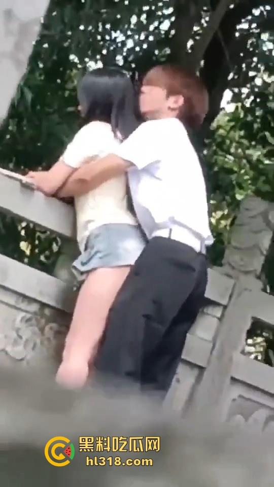 这世道还是黄毛牛逼!精神小伙桥上无套后入学生妹,清纯嫩妹翘起肥臀配合,羡慕黄毛!-7