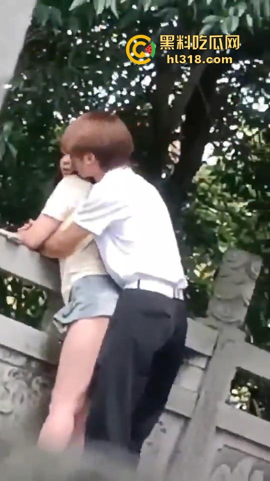 这世道还是黄毛牛逼!精神小伙桥上无套后入学生妹,清纯嫩妹翘起肥臀配合,羡慕黄毛!-8