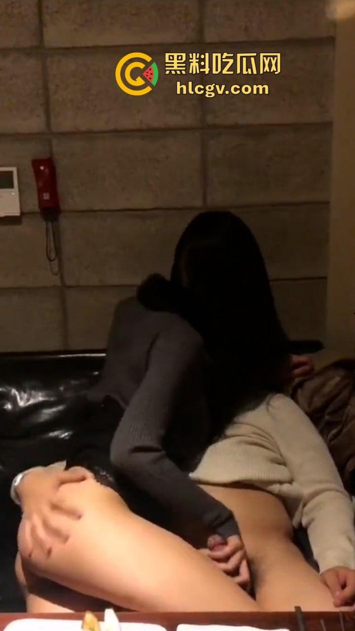 天津邮电学院醉酒情侣包间做爱被偷拍 口交抠穴上位骑乘 淫叫声隔壁都听到了-4