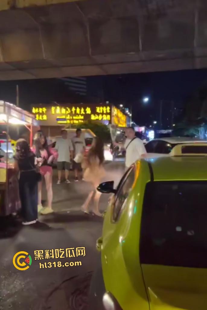曼谷女子上街看到男友和其他女人说话,就像喝了醋坛子一样在街头追打,男友送花还被踹!-1