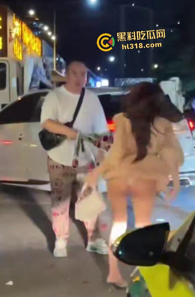 曼谷女子上街看到男友和其他女人说话,就像喝了醋坛子一样在街头追打,男友送花还被踹!-3