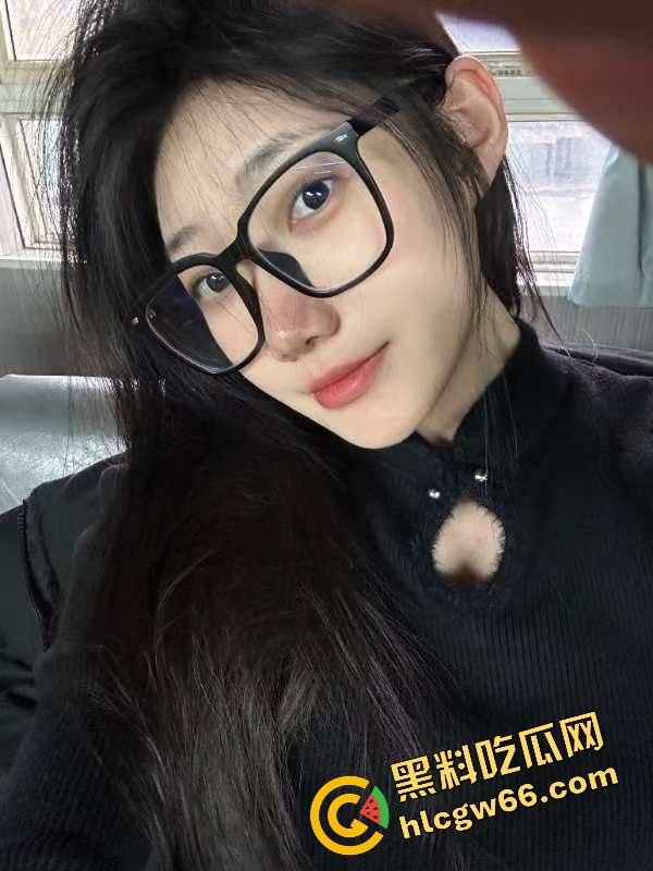 体育生约操肥臀白虎福利姬【V10turbo】蜜桃骚穴狂喷淫水，巨屌怼进逼缝射满膛，操到床单发烫！-1