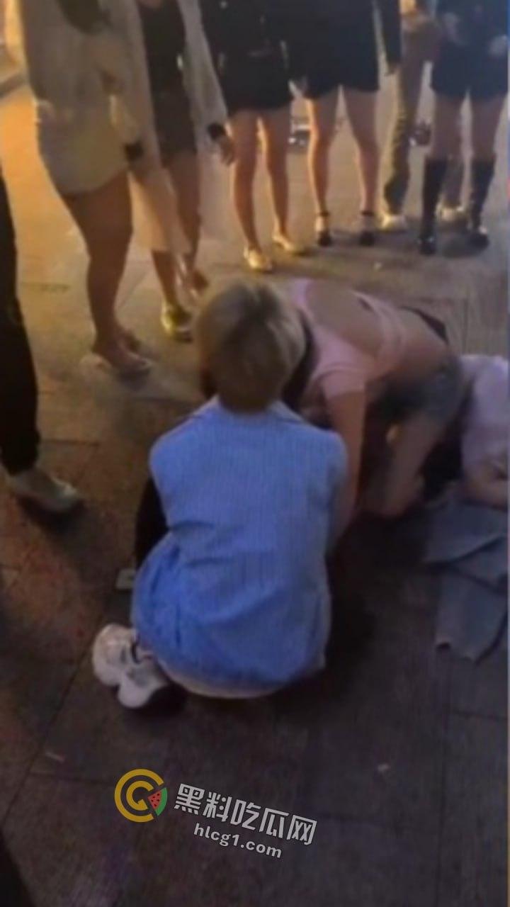 河南精神小妹夜市边上上演疯狂打架秀，互扯头发对扇脸，围观小妹热情助威！-3