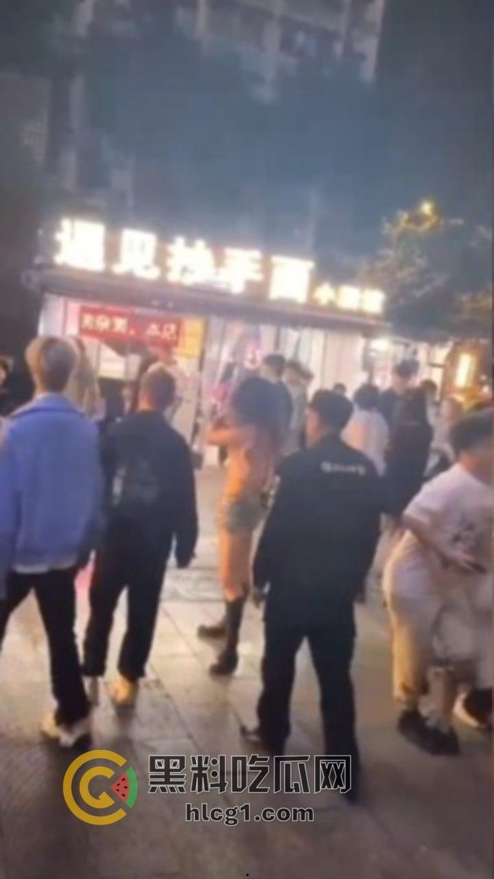 河南精神小妹夜市边上上演疯狂打架秀，互扯头发对扇脸，围观小妹热情助威！-5
