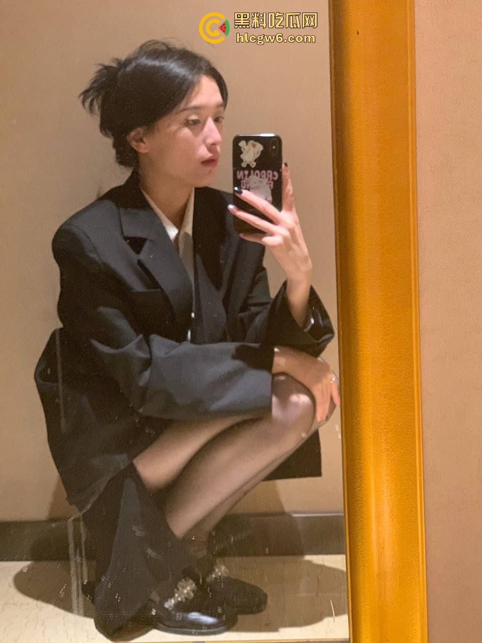 广州老凤祥骚店长【李淼】性爱视频外流，掰开粉嫩逼逼舔鸡吧吞精，全身骚到骨头里，女神装扮全是骗人的！-4