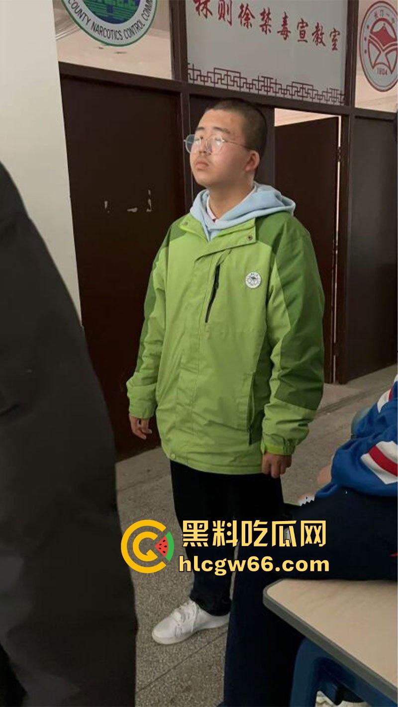 长汀一中高二逆天猥琐男 躲入女厕所隔间偷拍女生放尿 现场被抓视频曝光！-3