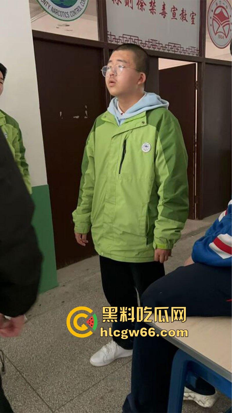 长汀一中高二逆天猥琐男 躲入女厕所隔间偷拍女生放尿 现场被抓视频曝光！-5