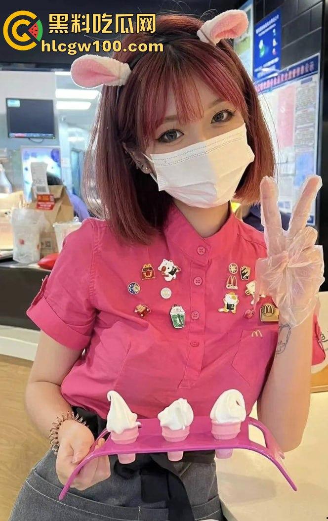 广州白云区万达广场麦当劳学妹大瓜爆出，黑丝美腿随便撩，落地窗前趴着嗲叫，硬是把汉堡制服变成情趣用品！-10