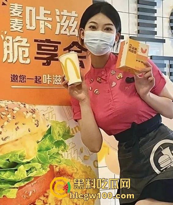 广州白云区万达广场麦当劳学妹大瓜爆出，黑丝美腿随便撩，落地窗前趴着嗲叫，硬是把汉堡制服变成情趣用品！-13