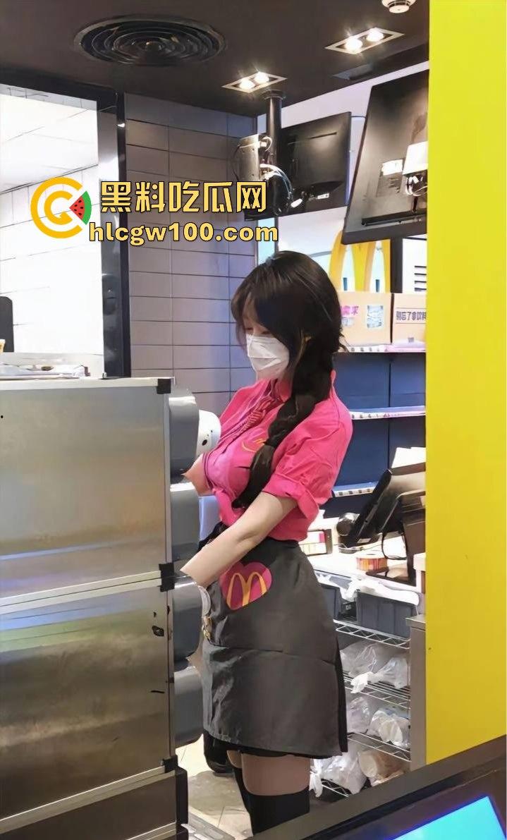 广州白云区万达广场麦当劳学妹大瓜爆出，黑丝美腿随便撩，落地窗前趴着嗲叫，硬是把汉堡制服变成情趣用品！-16