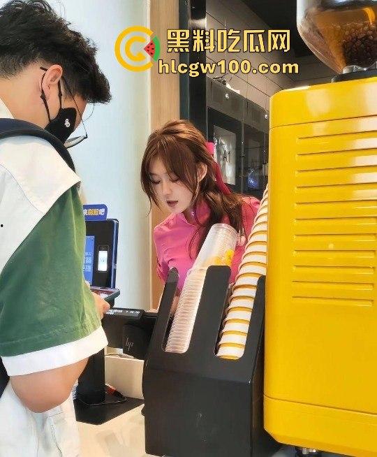 广州白云区万达广场麦当劳学妹大瓜爆出，黑丝美腿随便撩，落地窗前趴着嗲叫，硬是把汉堡制服变成情趣用品！-26