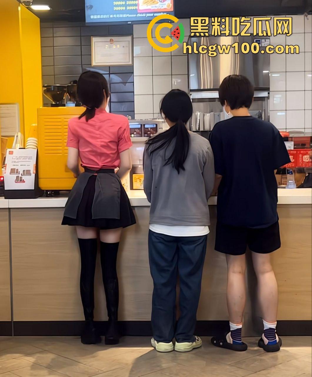 广州白云区万达广场麦当劳学妹大瓜爆出，黑丝美腿随便撩，落地窗前趴着嗲叫，硬是把汉堡制服变成情趣用品！-28