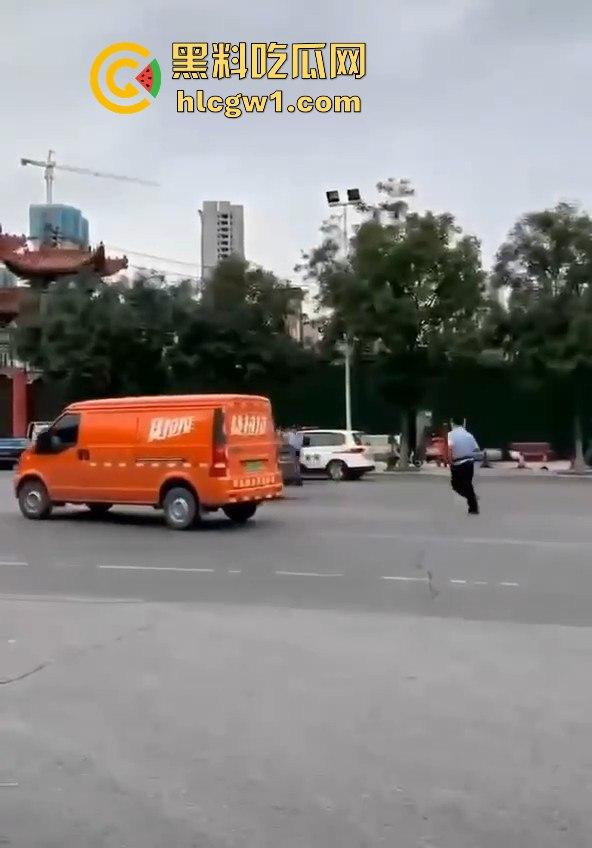 牛逼疯子硬扛警察！揭阳男子街头发疯，刀棍齐上，马路中间单挑五名公安！-6