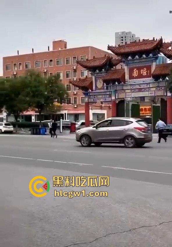 牛逼疯子硬扛警察！揭阳男子街头发疯，刀棍齐上，马路中间单挑五名公安！-8