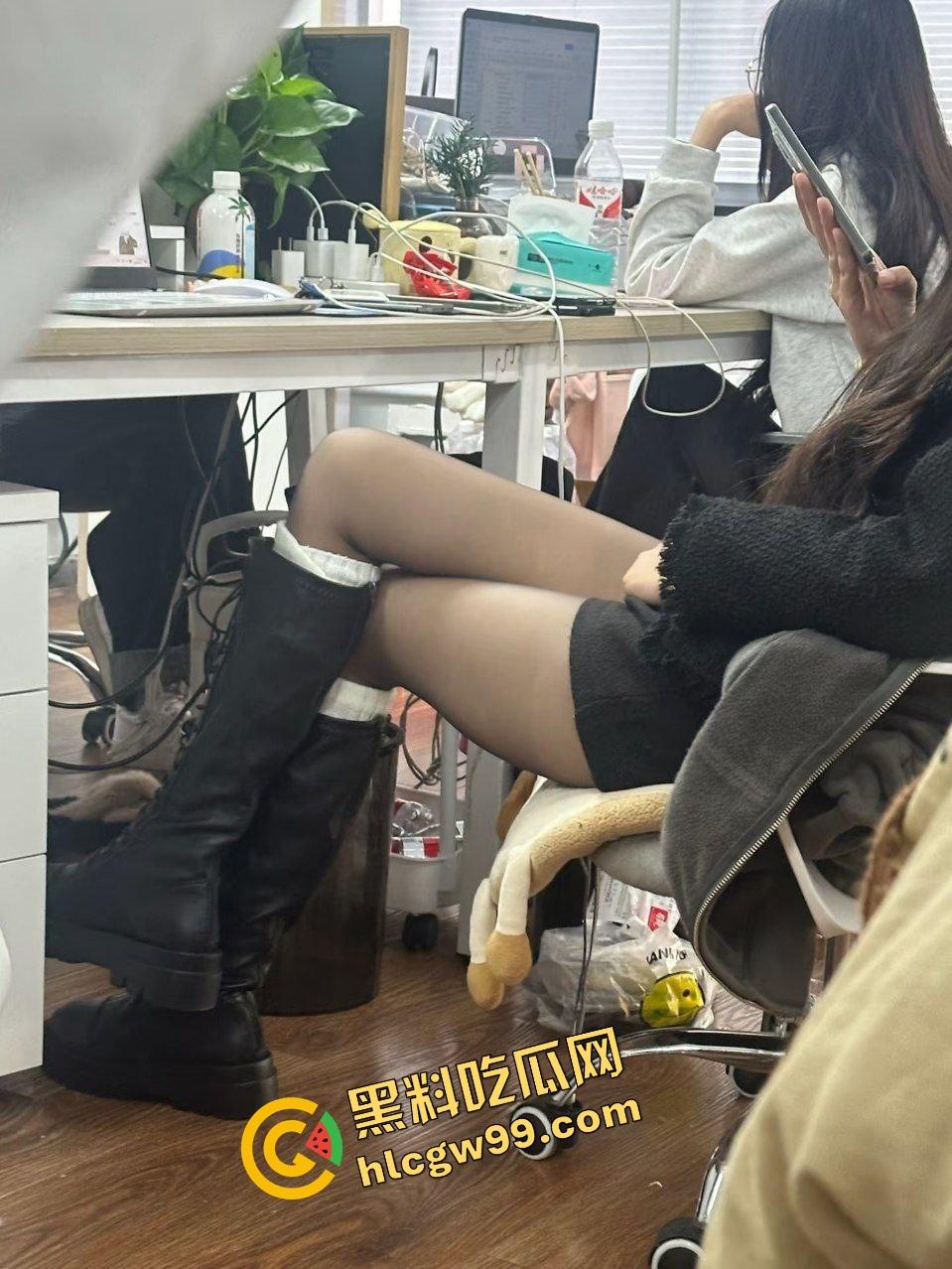 广东佛山骚贱女同事『李莉莎』醉酒后送回家发骚撕黑丝，酒店发泄欲望抱腿直插骚逼！独家曝光流出！-3