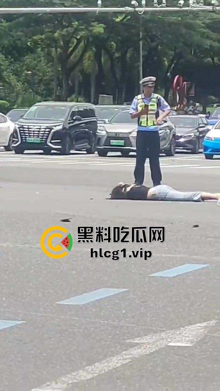 8月21日海南三亚春光路口车祸，两女惨被撞倒在地-2