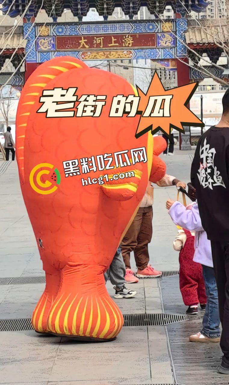 全网热搜 兰州老街情侣野战 半夜路边就地掏屌开干 监控全程记录 视频流出-7