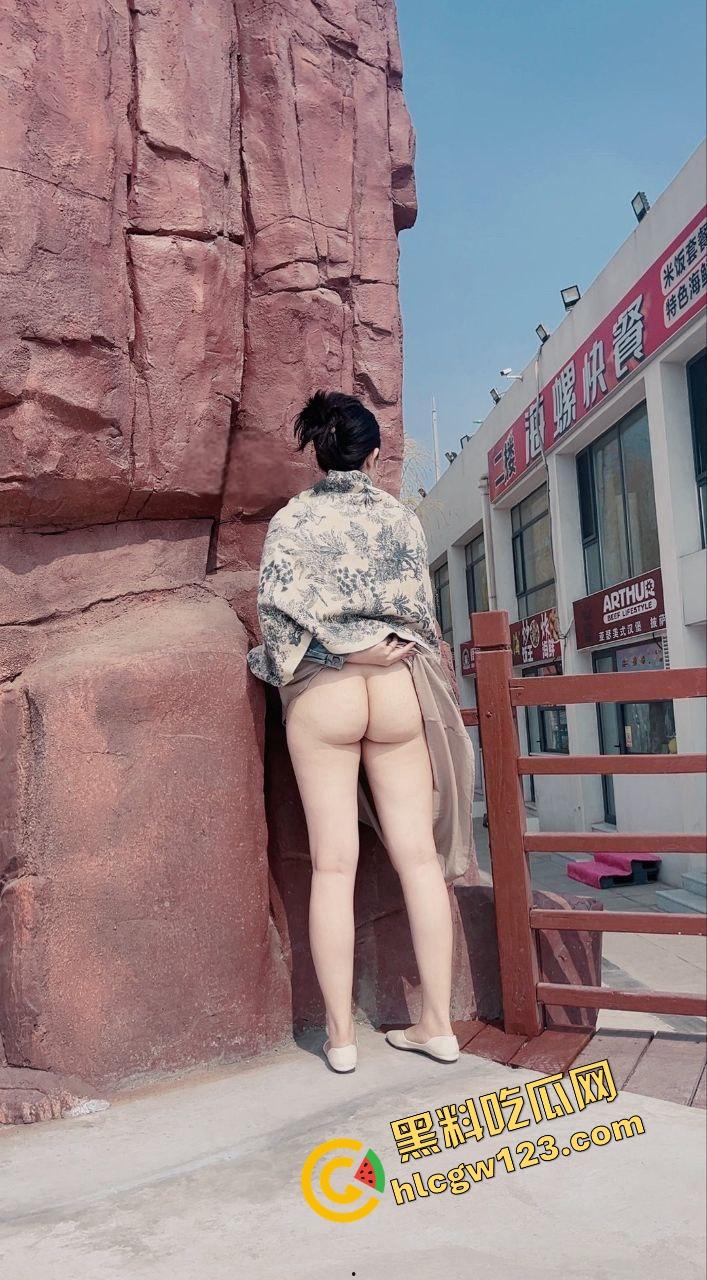 极品人妻被金主包养拍不雅露出片，公园掰穴超市自慰厕所舔脚，潮喷暴操这下老公还能装看不见？-2