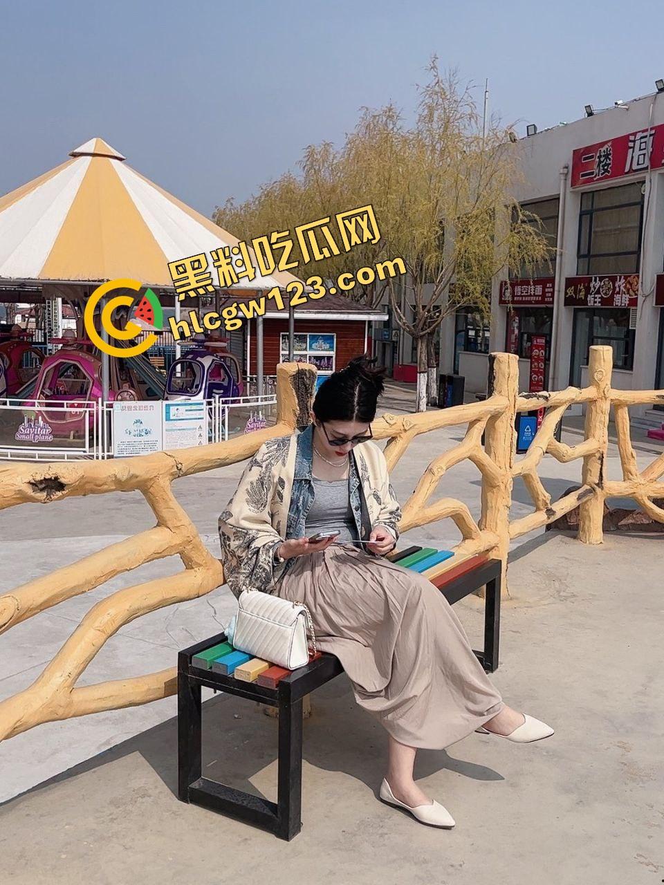 极品人妻被金主包养拍不雅露出片，公园掰穴超市自慰厕所舔脚，潮喷暴操这下老公还能装看不见？-3