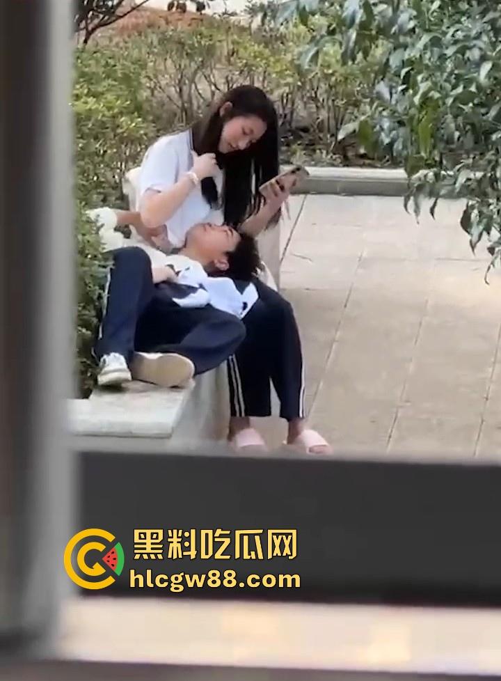 南京第三中学逆天小情侣野外做露水夫妻 无视旁人口交舔奶 被偷拍视频流出！-3