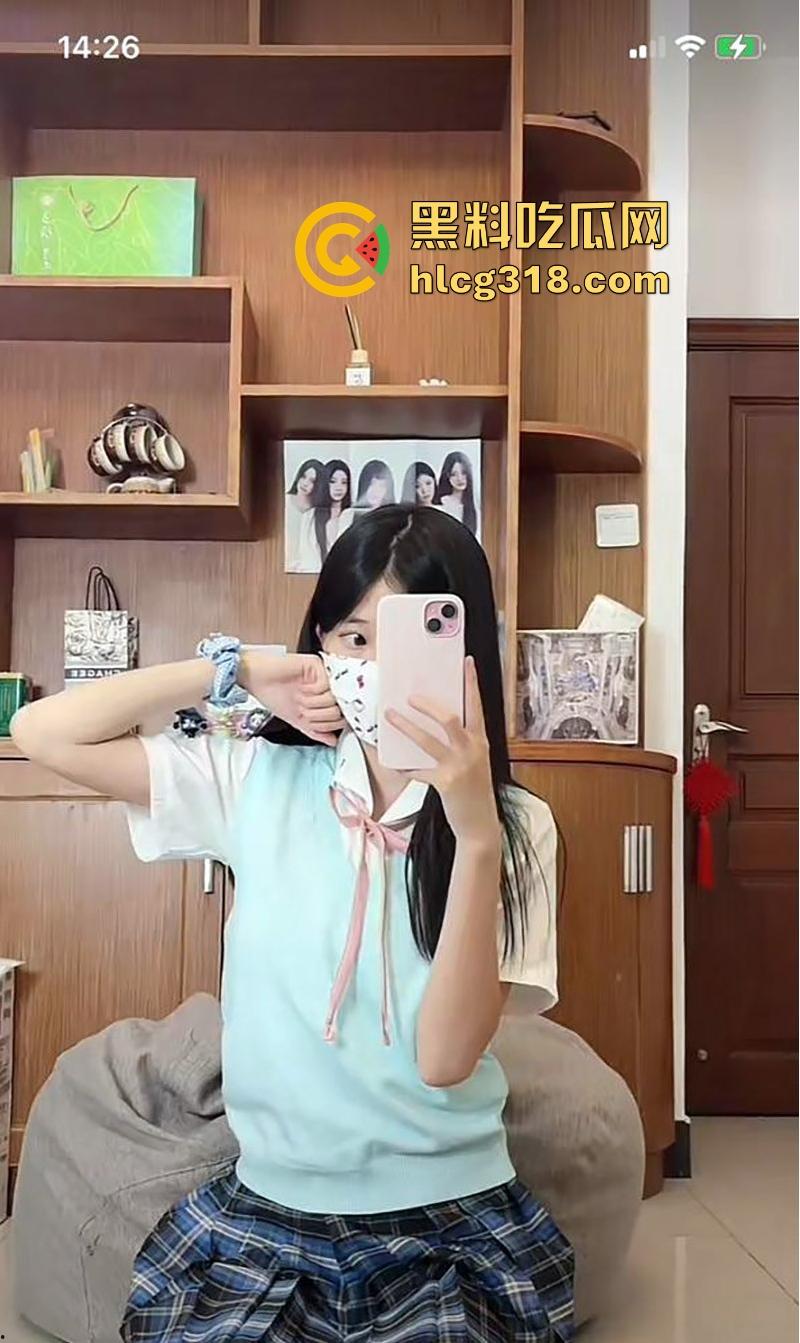 抖音萝莉网红【雪顶蛋糕】私拍福利流出，丝足羞辱比基尼揉奶，清纯的脸蛋粉嫩的穴，这也太反差了！-9