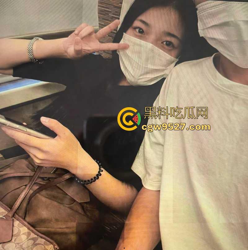 安徽工商学院00后嫩妹【李小晴】性爱私拍曝光,身材娇小却臀部饱满,无套情趣装火辣诱人,蜜汁肥穴淫水狂流!-1