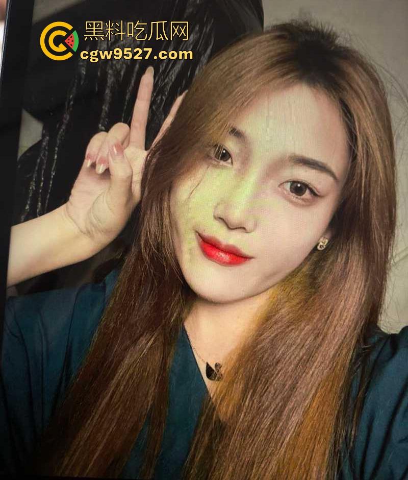 安徽工商学院00后嫩妹【李小晴】性爱私拍曝光,身材娇小却臀部饱满,无套情趣装火辣诱人,蜜汁肥穴淫水狂流!-2