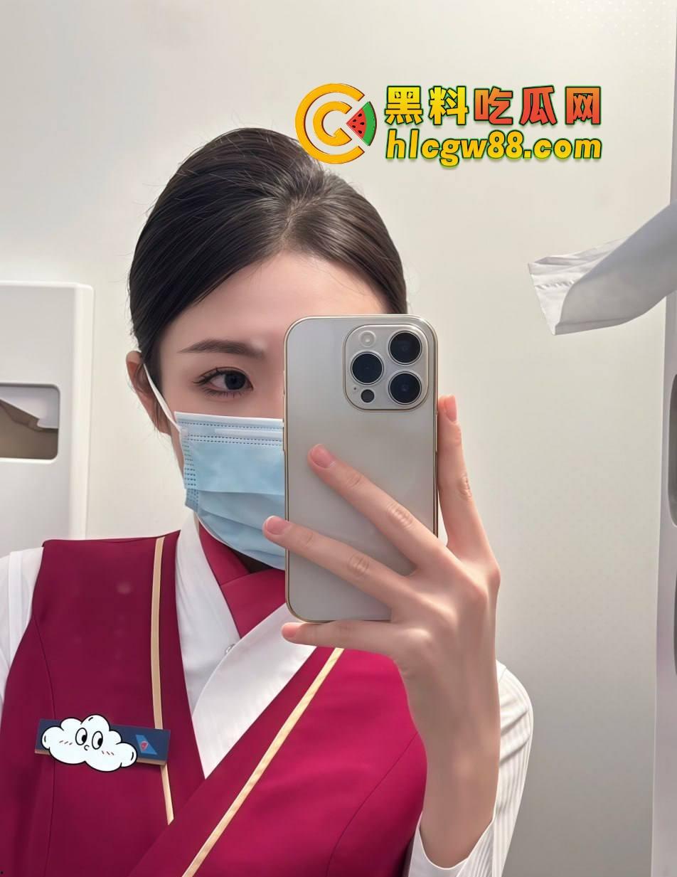 南航空姐『李梅』被大佬调教成空中性奴，飞行前真空服务顾客，航程中厕所抠逼自慰，下机还要穿制服接着干！-2
