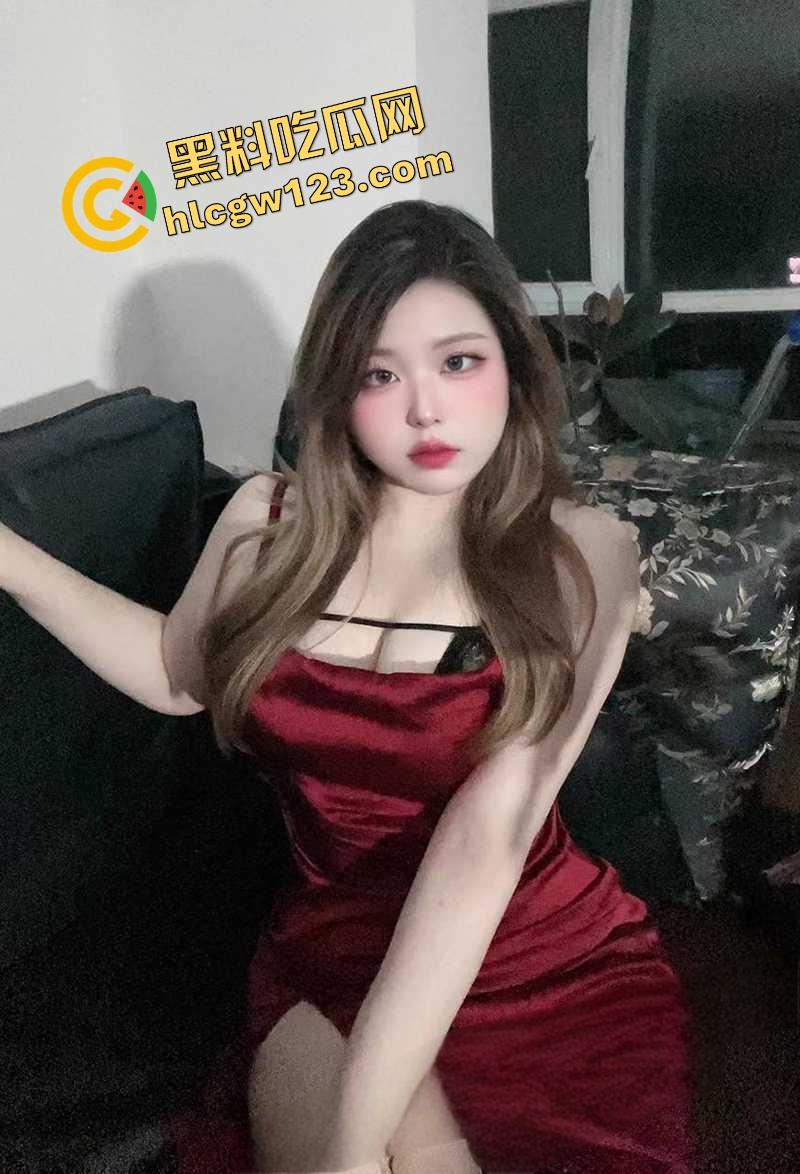 辽宁阜新反差婊【杨舒琦】翘臀开档连体衣被操到断片，3P4P全程露脸流出 前后夹击爆操群交！-3