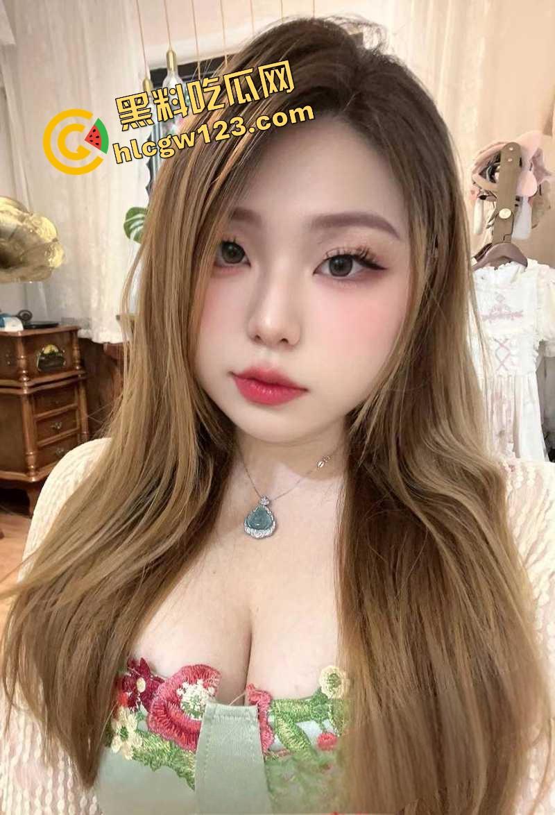 辽宁阜新反差婊【杨舒琦】翘臀开档连体衣被操到断片，3P4P全程露脸流出 前后夹击爆操群交！-4