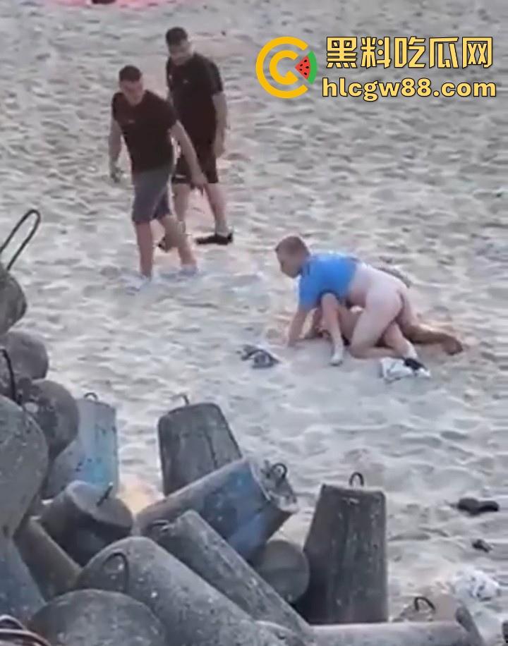 波兰一景区海滩 情侣当众做爱辣眼睛 群众指骂仍搖不停 最后遭热心老哥拿拖鞋暴揍-5