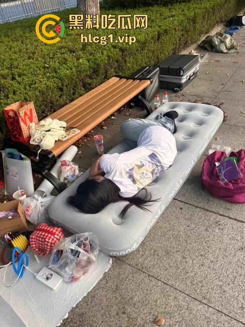 时代少年团真不愧是内娱顶流!此刻常州奥体的外场气氛嗨到堪比演唱会现场!-3