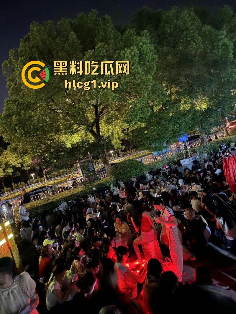 时代少年团真不愧是内娱顶流!此刻常州奥体的外场气氛嗨到堪比演唱会现场!-5