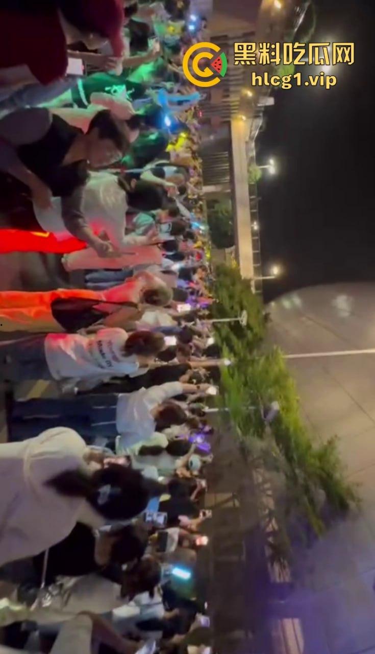 时代少年团真不愧是内娱顶流!此刻常州奥体的外场气氛嗨到堪比演唱会现场!-7