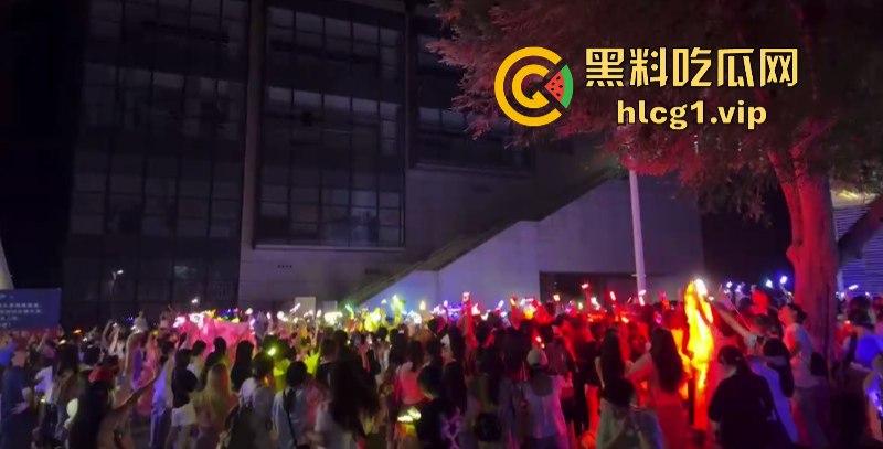 时代少年团真不愧是内娱顶流!此刻常州奥体的外场气氛嗨到堪比演唱会现场!-9