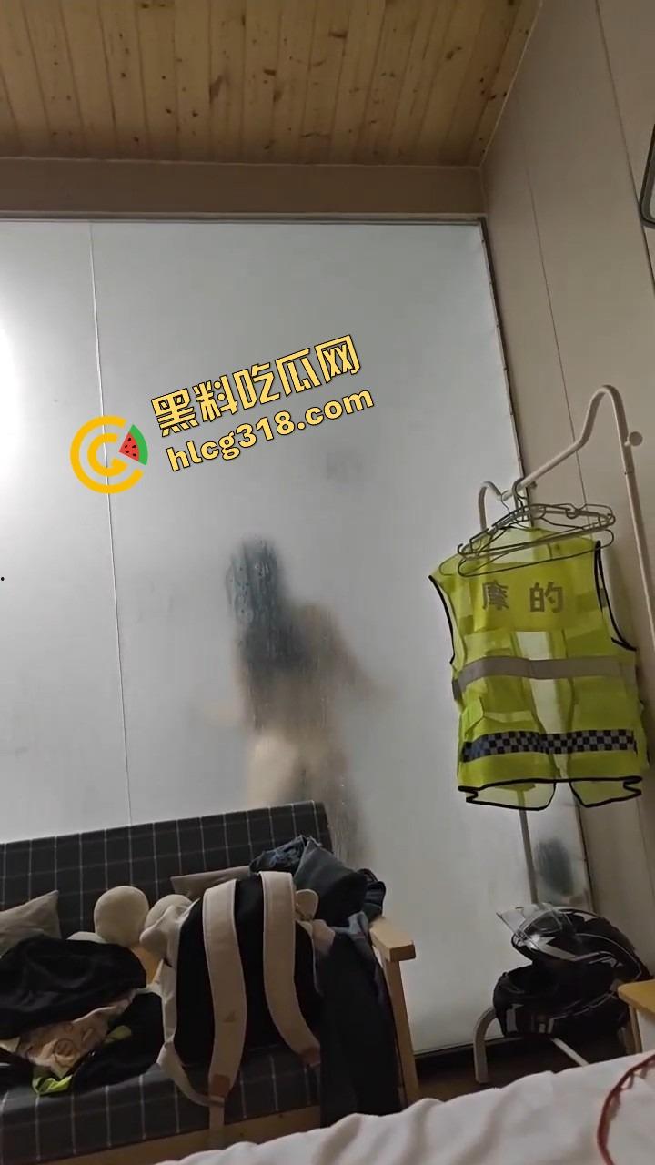 群友跑摩的累成狗，想打一炮结果进来个疯癫女大，洗澡洗到自嗨跳舞，这炮宁愿退钱也不打了！-7