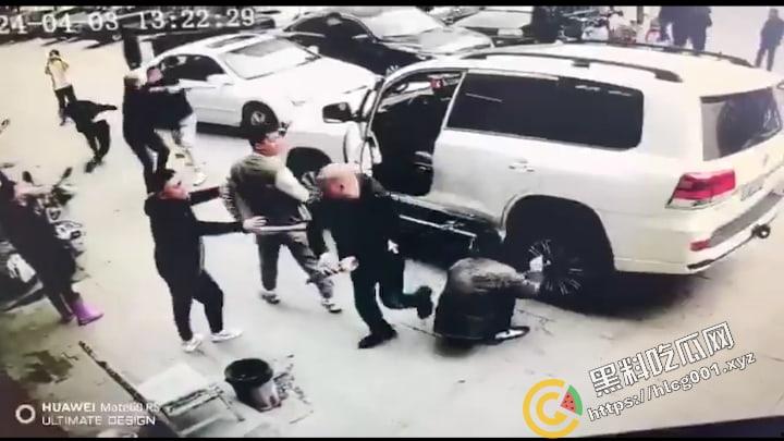黑龙江 省绥化市发生街头群殴事件，具体原因不明，与蹲着地上工作的修车师傅很淡定是同件事哦-4