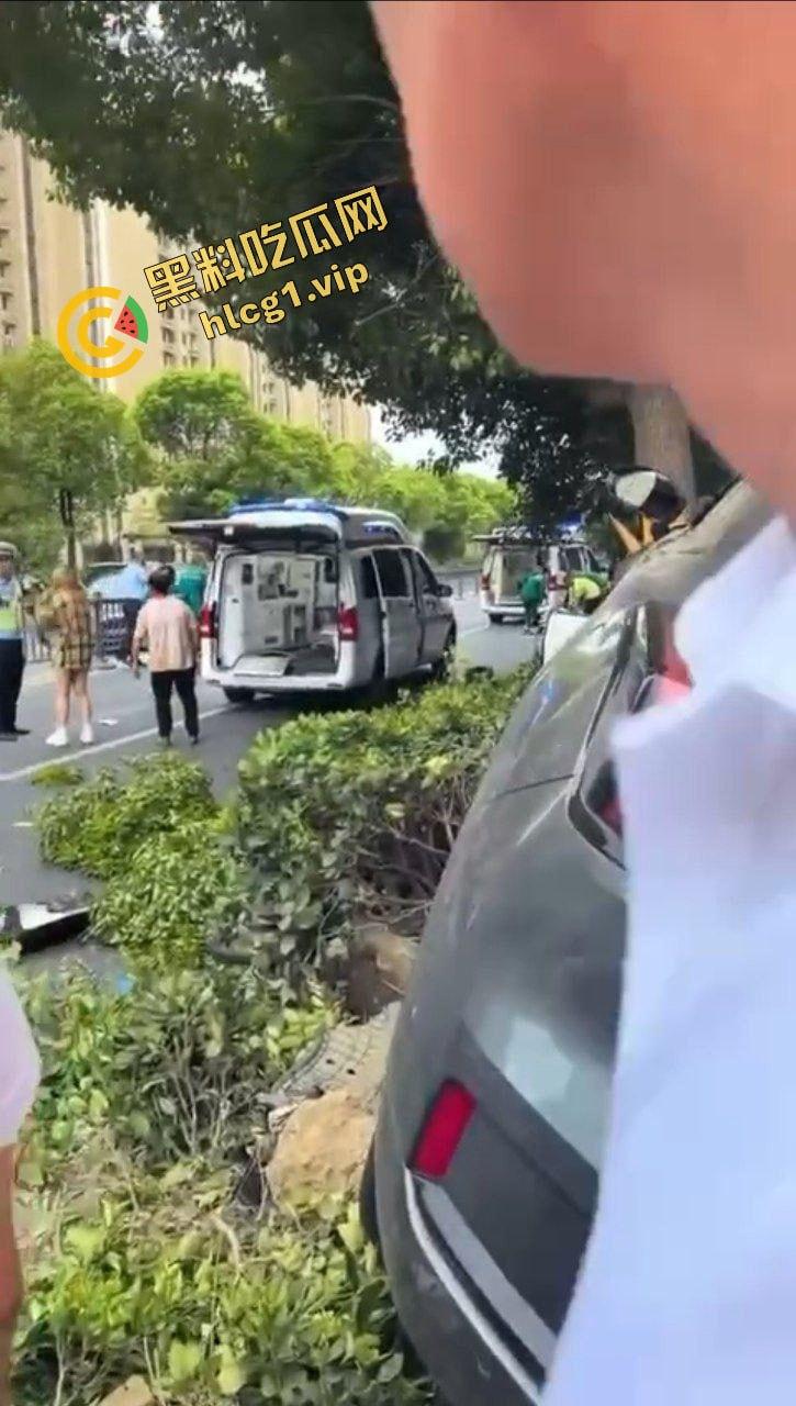 新能源极氪001 极速飞车黄毛 刚结婚大喜就出车祸!致2死1伤!-17