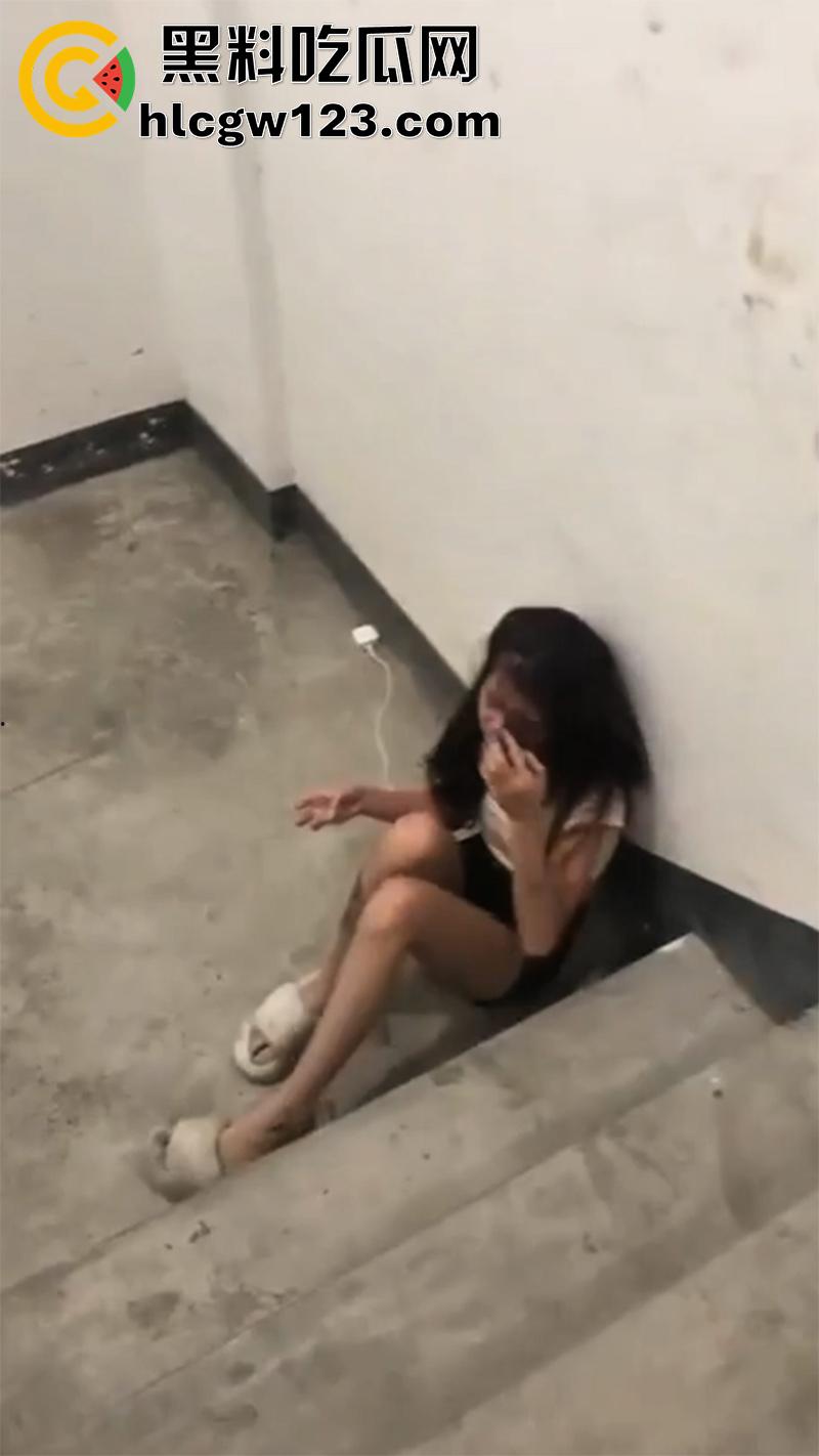 广西柳州精神小妹，带社会青年暴揍闺蜜，拉到楼梯道疯狂群殴，再带回酒店扒光凌辱！-3