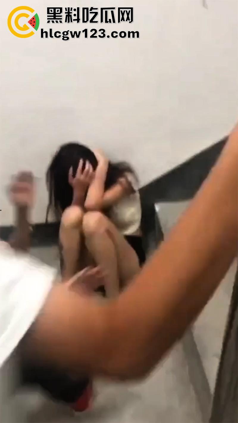 广西柳州精神小妹，带社会青年暴揍闺蜜，拉到楼梯道疯狂群殴，再带回酒店扒光凌辱！-4