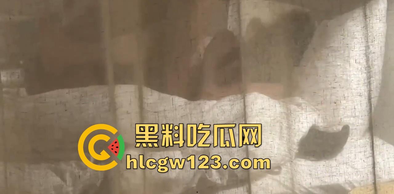 开房啪啪没拉窗帘 被对面楼瓜友贴脸偷拍 五官都清晰可见 美女一脸醉意中途还在反抗 这不就是捡尸嘛！-7