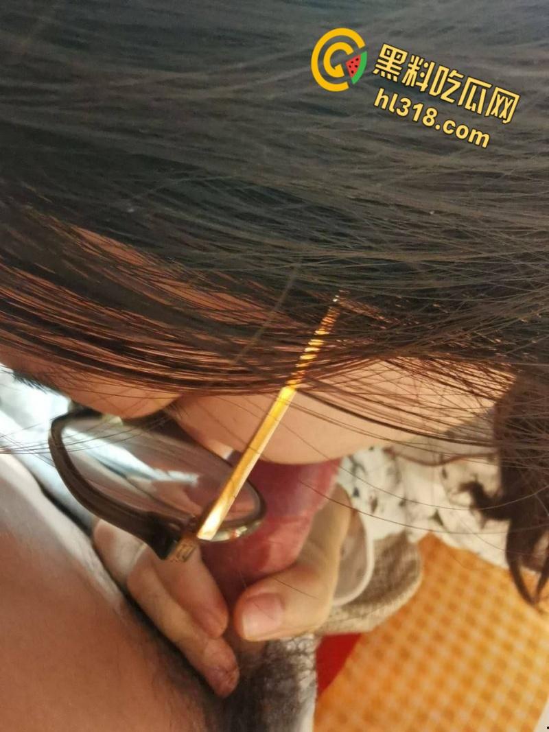 青岛大学眼镜妹【文钰】，主动跪舔男友大屌，口技精堪疯狂榨精，十个眼镜九个骚，四眼妹从不让人失望 !-6