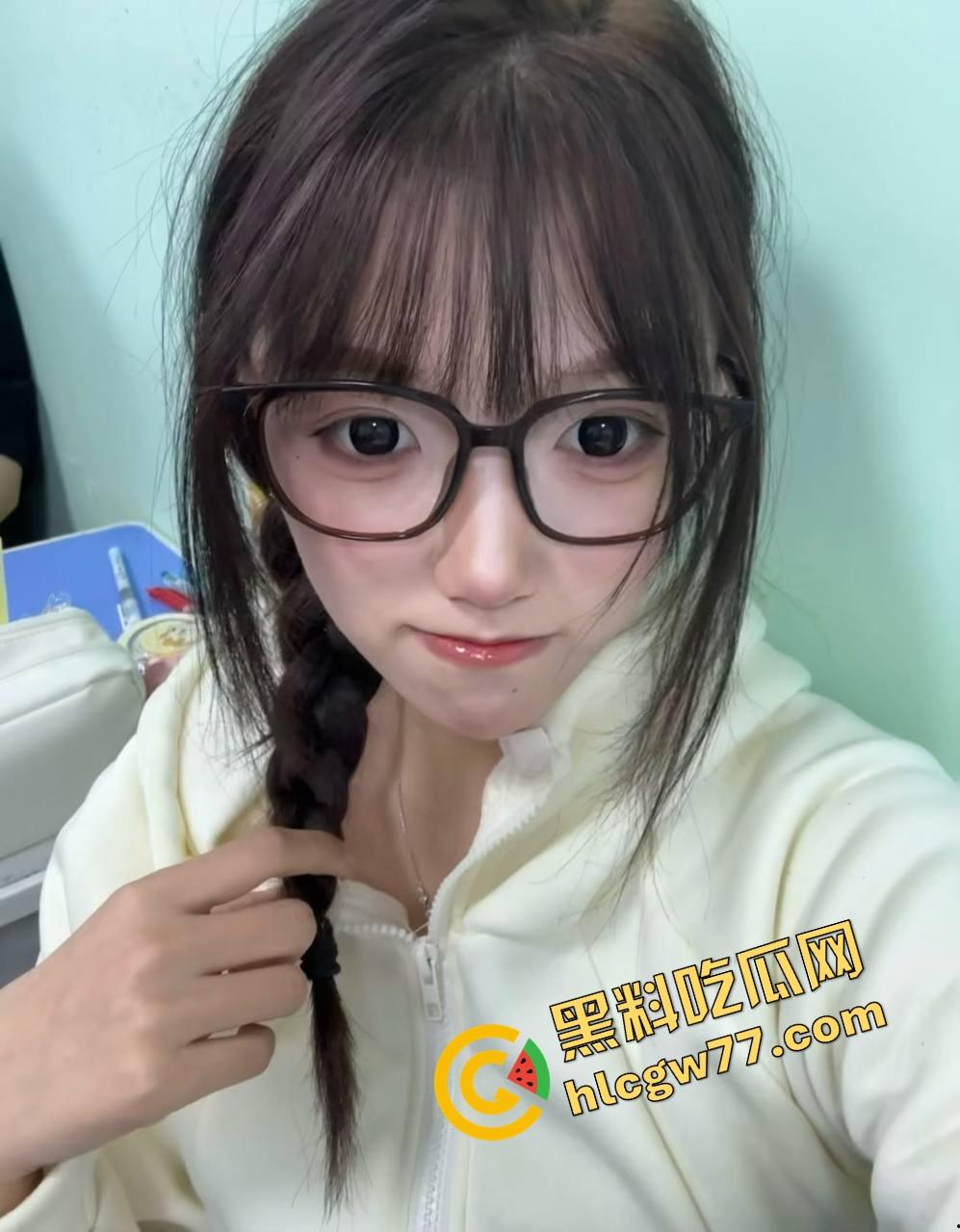 长沙『王妹儿』网聊发骚贼主动,自拍奶粉奶弹,一边发图一边求你操她,聊一会能让你秒射三次!-5